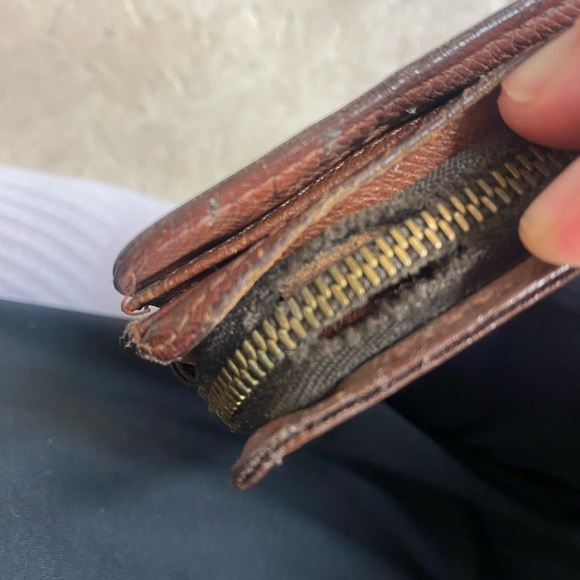 Louis Vuitton authentic bi fold wallet with coin zipper - Picture 13 of 13